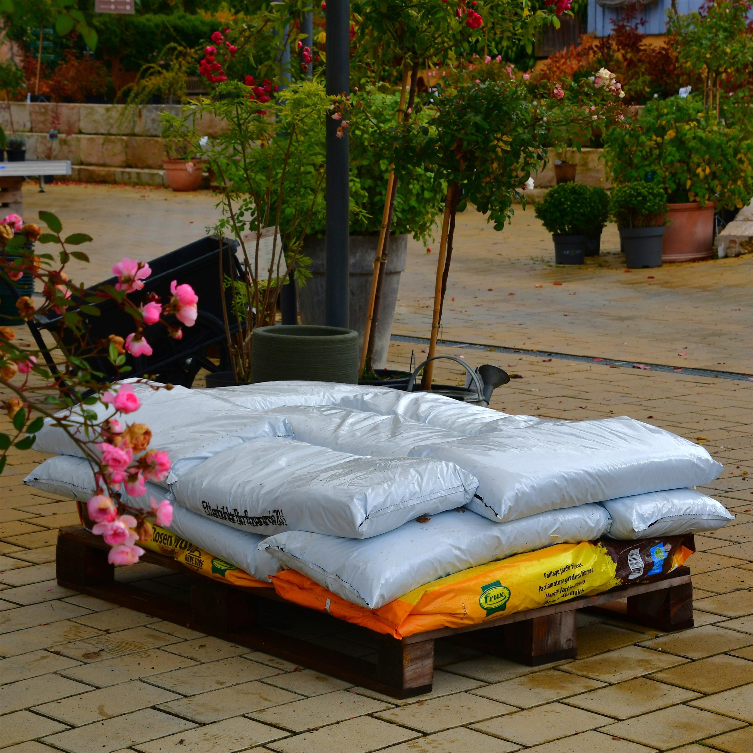 Palette: Ettenbühler Rosenerde 20L + Gartenfaser 60L