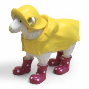 Schaf, Regenmantel und Stiefel