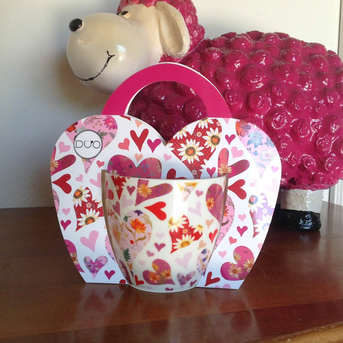 Becher 'Herzen Pink' in Geschenkverpackung
