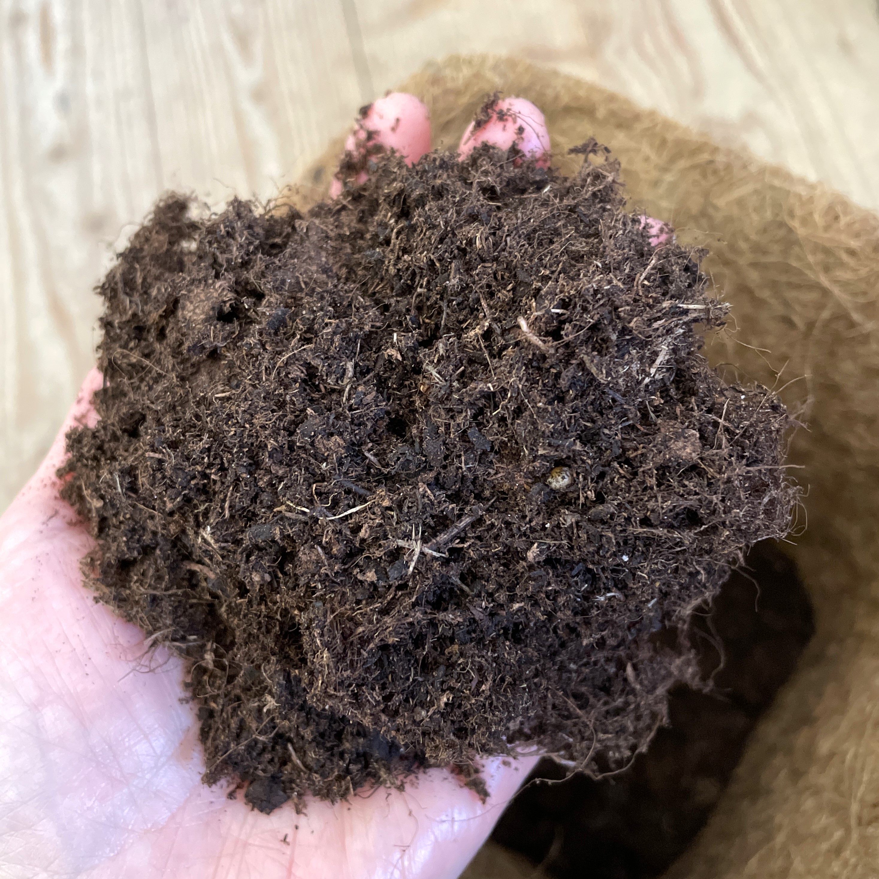 Palette: Ettenbühler Rosenerde 45L + Gartenfaser 60L