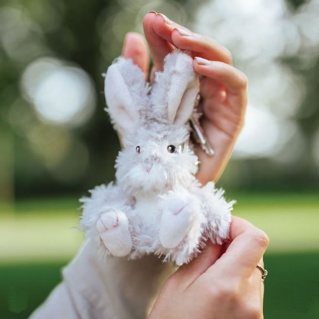 Anhänger „Rowan“ mit Plüsch-Hase