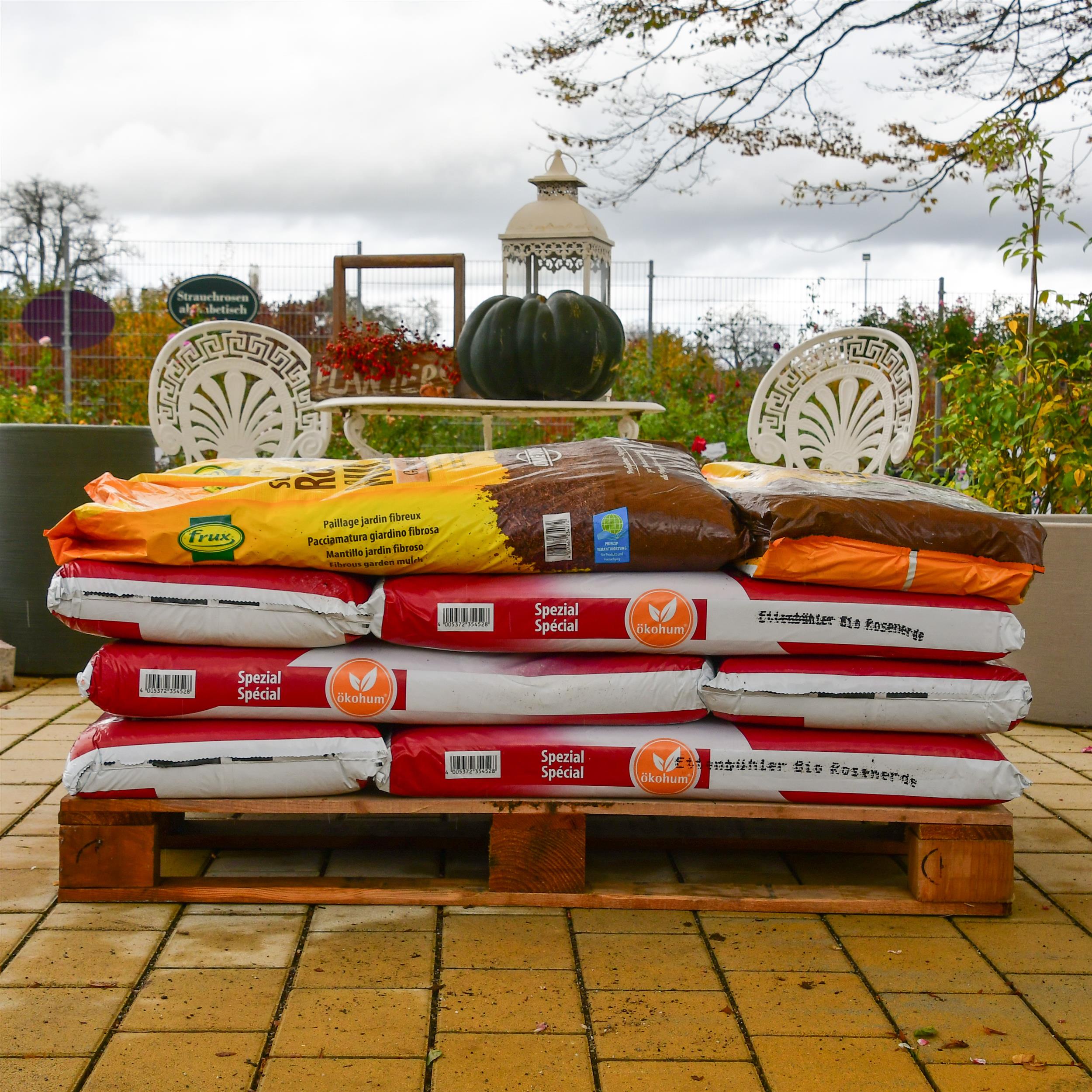 Palette: Ettenbühler Rosenerde 45L + Gartenfaser 60L