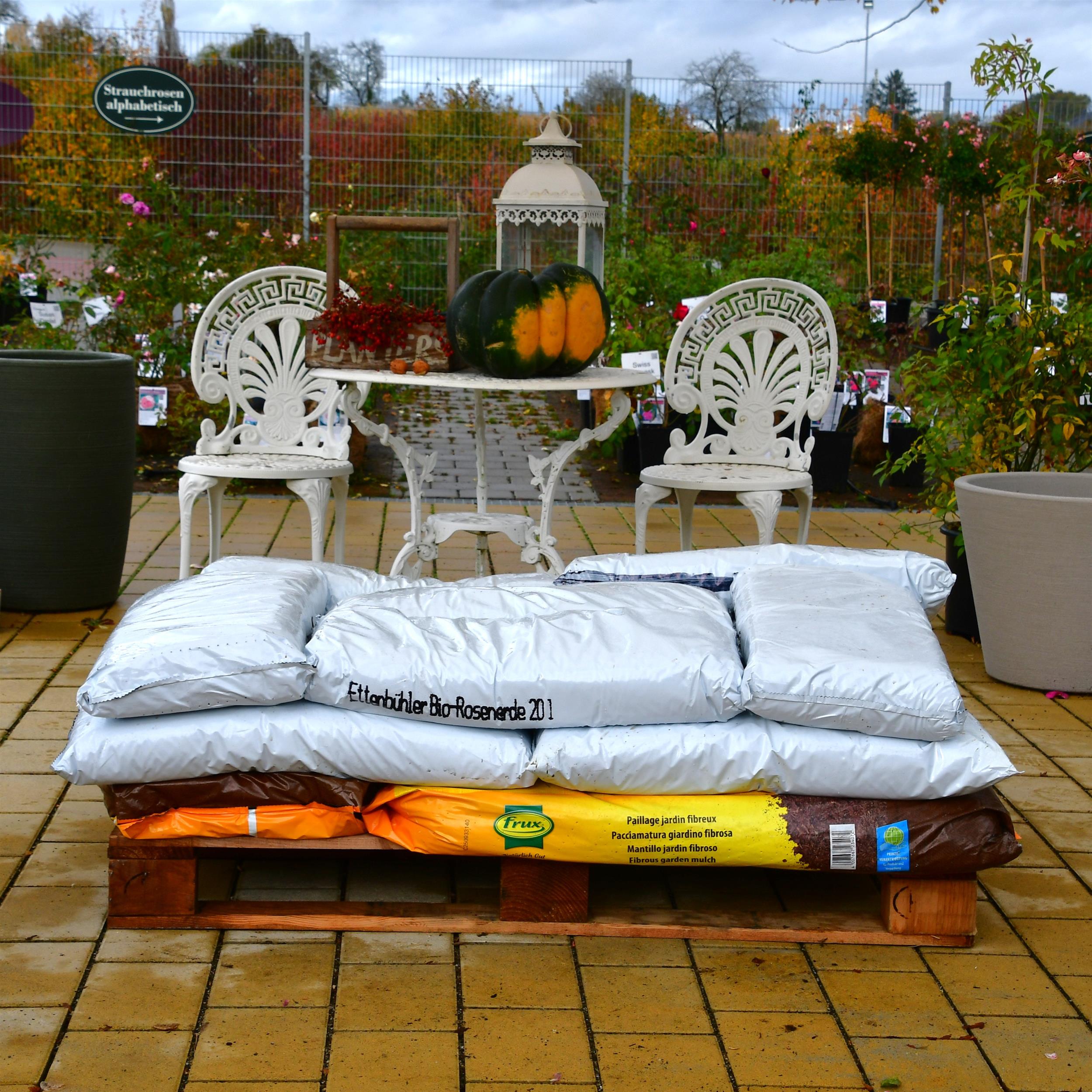 Palette: Ettenbühler Rosenerde 20L + Gartenfaser 60L