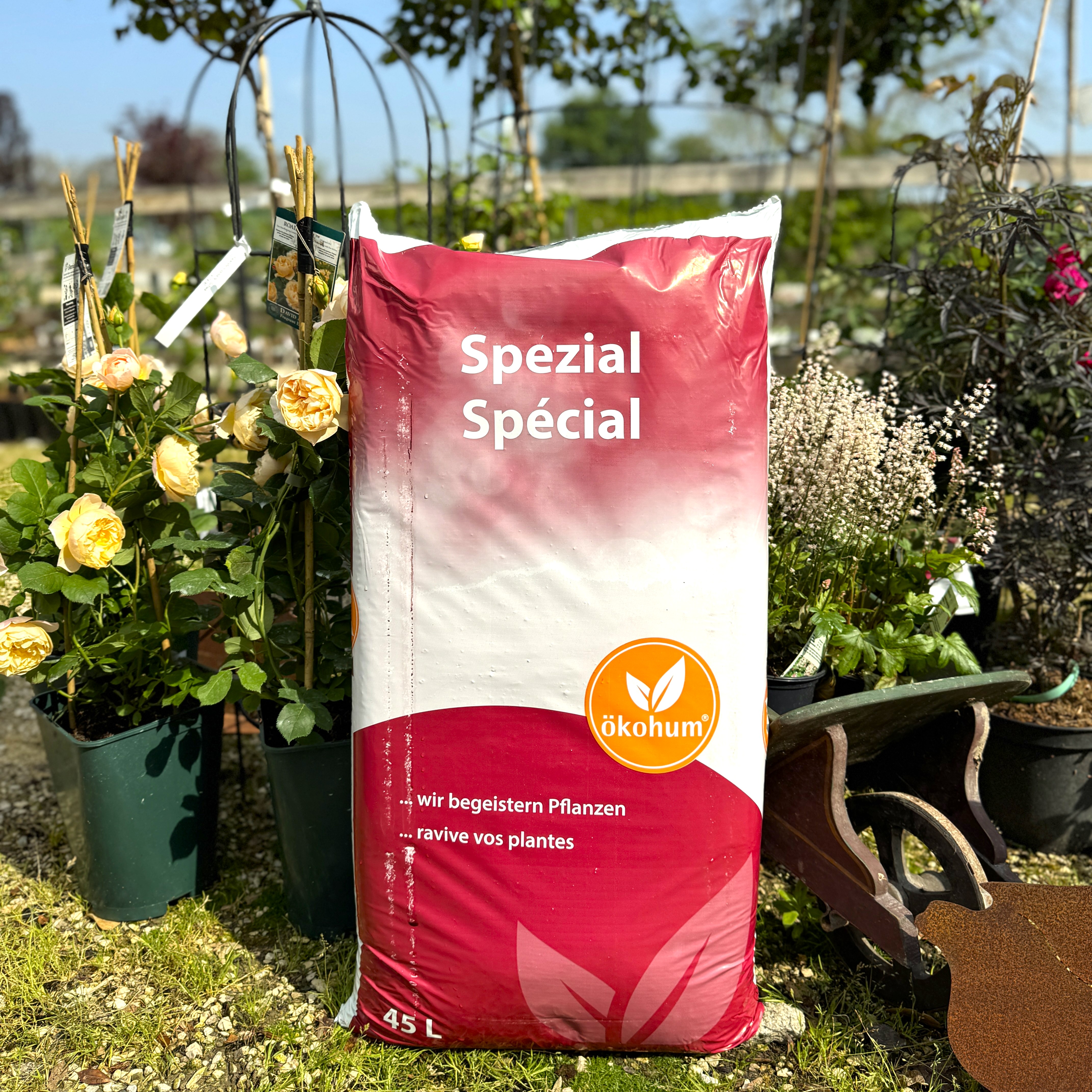 Palette: Ettenbühler Rosenerde 45L + Gartenfaser 60L