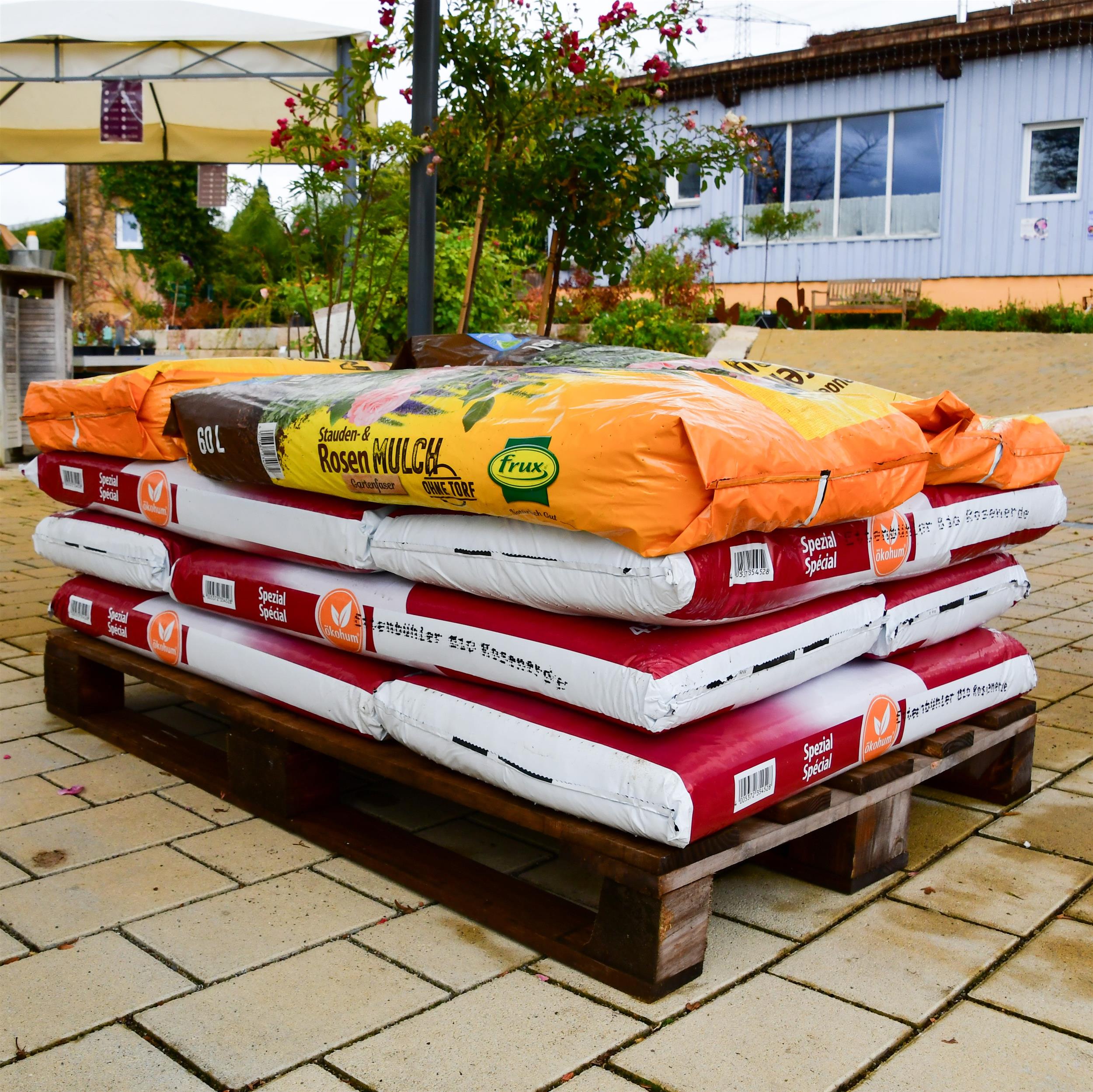 Palette: Ettenbühler Rosenerde 45L + Gartenfaser 60L
